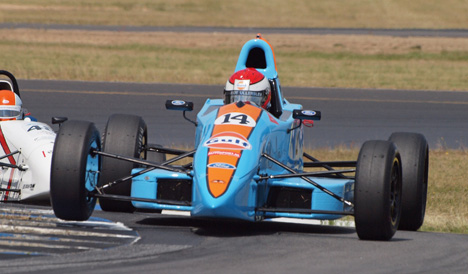 Nils K. Vestergaard går til makronerne i Formula Ford Benelux-løbsserien.